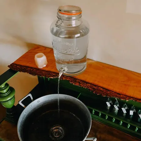 בית נופש 1 Bed Tiny House Sleeps 2 -hot Tub -coal Fireplace *