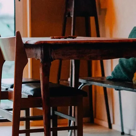 1 Bed Tiny House Sleeps 2 -hot Tub -coal Fireplace