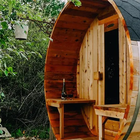 1 Bed Tiny House Sleeps 2 -hot Tub -coal Fireplace בית נופש *